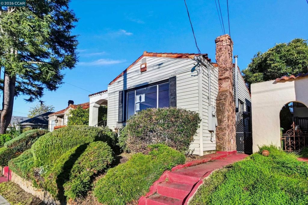 Photo of 1711 Carleton St St, Berkeley, CA 94703 (MLS # 41121118)