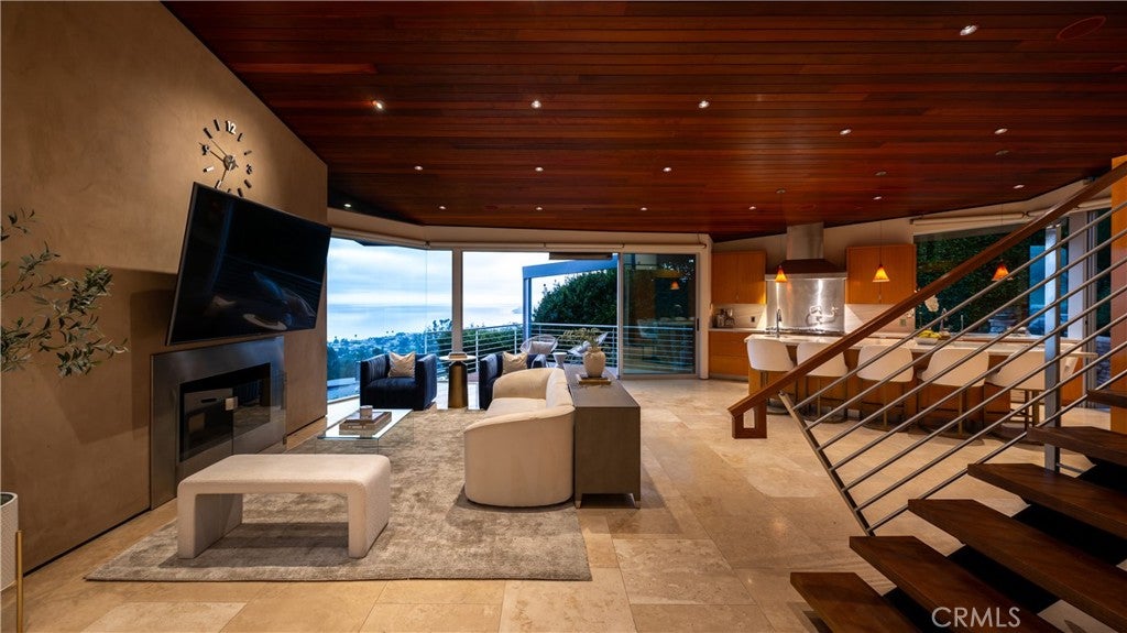 856 Diamond Street