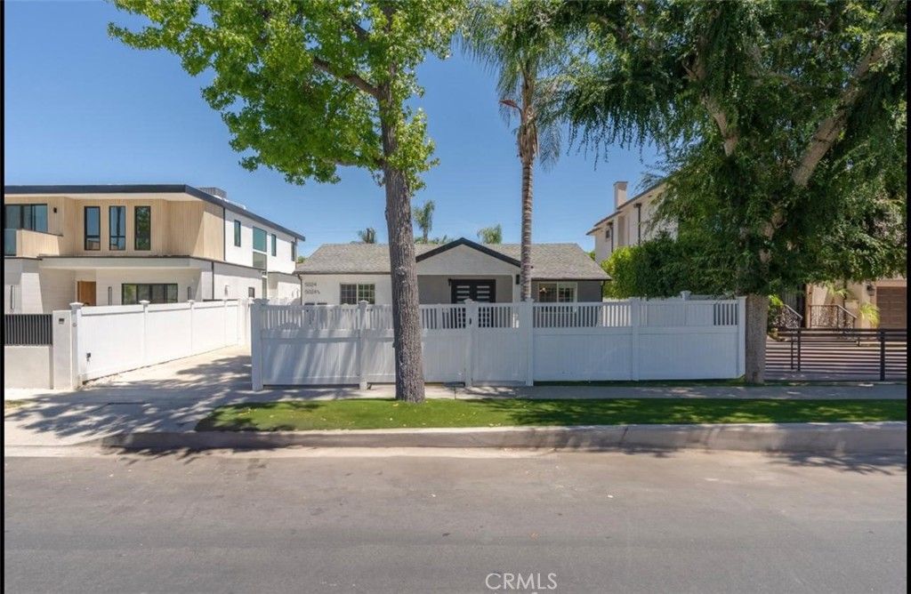 Photo of 5022 Lindley Avenue, Encino, CA 91316 (MLS # SR26005992)