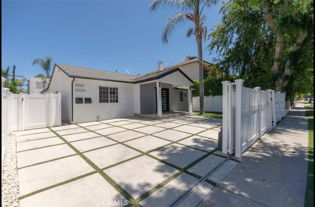 Photo of 5022 Lindley Avenue, Encino, CA 91316 (MLS # SR26005992)