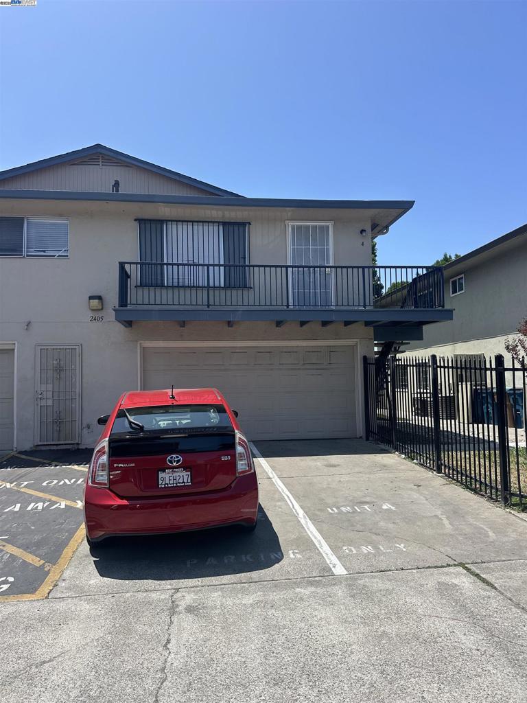 Beautifully upgraded 2 bedroom, 1 bathroom condo. Spacious bedrooms offer plenty of natural light. Small storage closet inside garage. Unit was rented out prev for 2k a month. Its the best location end of the court, very quite not much noise compared to all other units. close to pool for quick access for those hot summer days. The bus line is available on Sycamore Dr, easy commute to Antioch BART, and close to Antioch High. Conveniently located near shopping, dining and entertainment! Don't wait, best return on investment.
