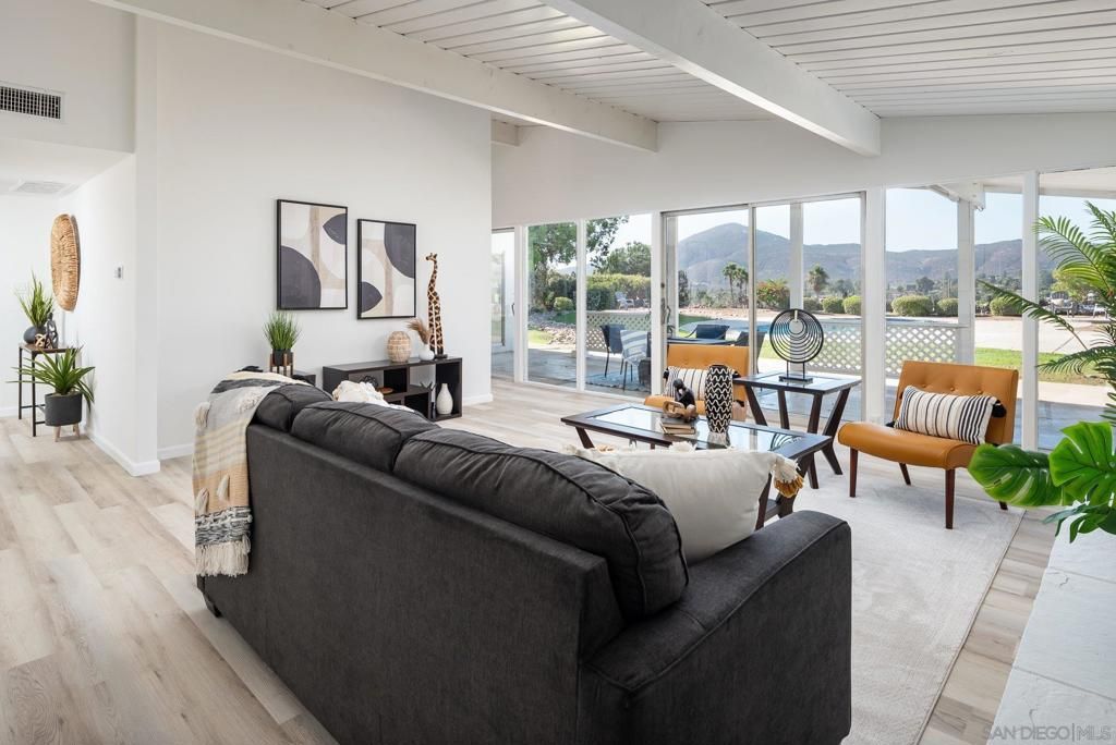 listing image 130726803024298850396