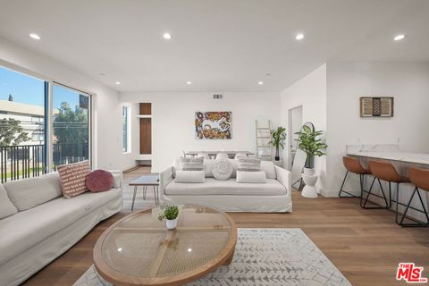 Photo of 13694 Erwin Street, Van Nuys, CA 91401 (MLS # 26828575)