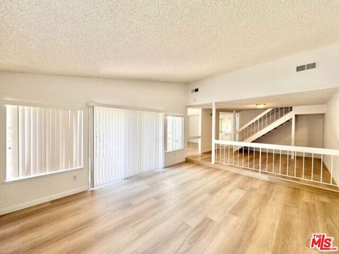 Photo of 10464 Larwin Avenue, Chatsworth, CA 91311 (MLS # 25611881)