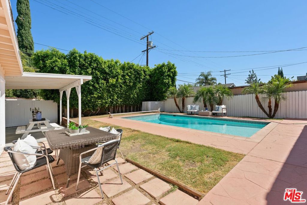 Photo of 17827 Burbank Boulevard, Los Angeles, CA 91316 (MLS # 26865345)