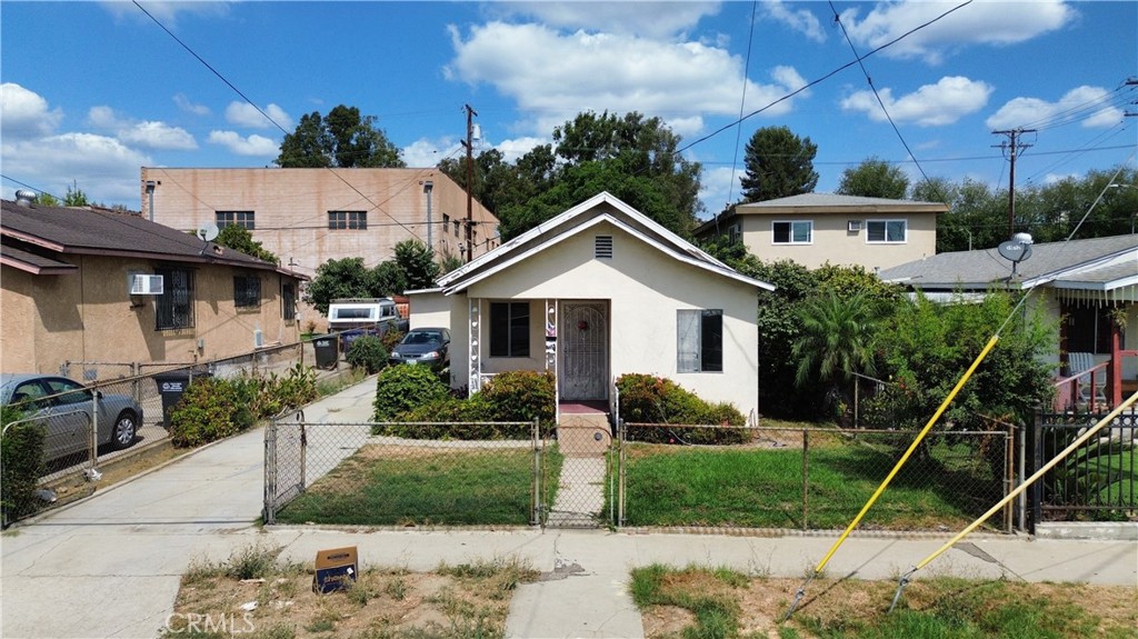 Sweet and Charming 3-Bedroom home with Great Potential in Los Angeles!
This home features: 3 bedrooms with 2 baths, a 2-car garage and spacious lot size. It is situated in a highly desirable area of Los Angeles, close to freeways, shopping centers, schools and parks. This home offers plenty of room to crest your dream space! While it needs some TLC, overall it is in good conditions and presents a fantastic opportunity for investors or first time home buyers looking to add value and make it their own.