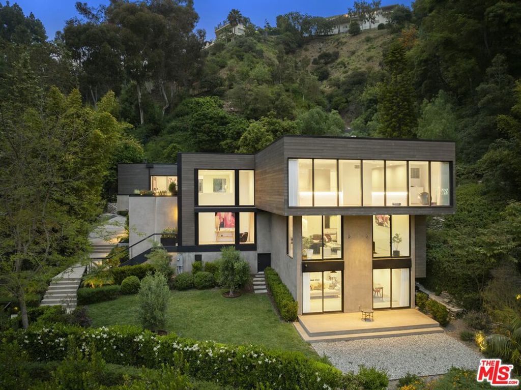listing image 130722373206040501817