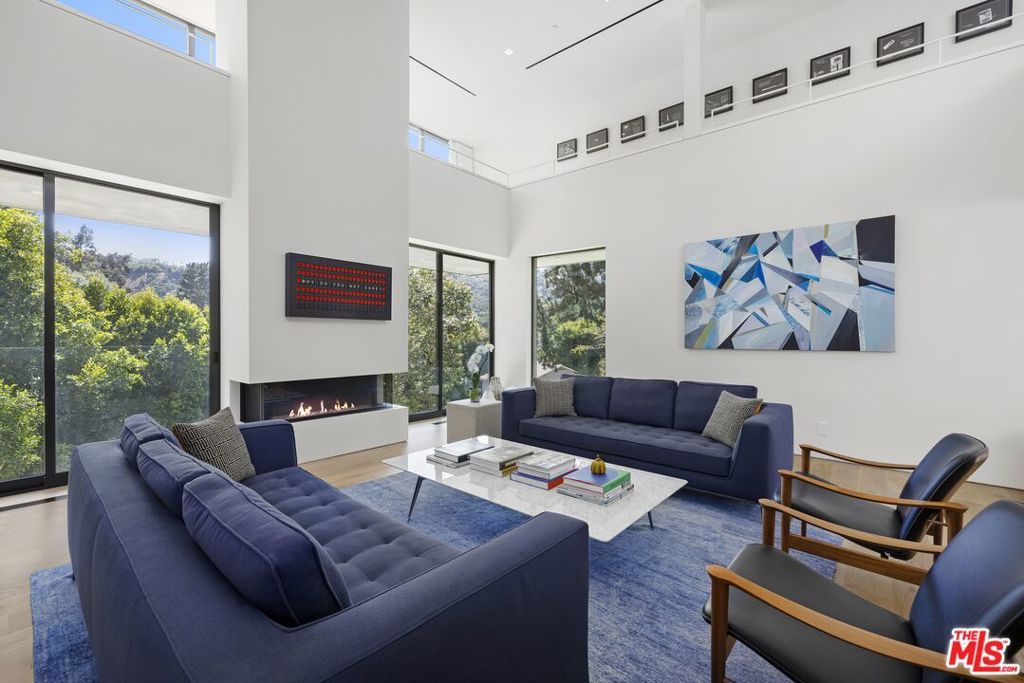listing image 130729435317013101572