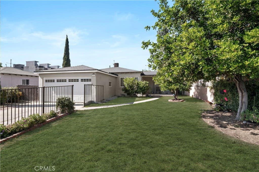 Photo of 11351 Bessemer Street, North Hollywood, CA 91606 (MLS # SR26095628)