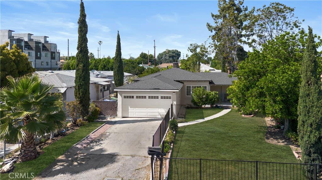 Photo of 11351 Bessemer Street, North Hollywood, CA 91606 (MLS # SR26095628)