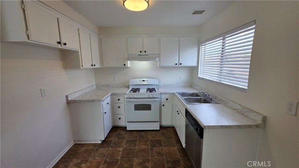 * Unit #D * - FICO SCORE SPECIAL 600+ * UPSTAIRS UNIT * 2 Bedroom, 1 Bath Apartment * NEW Two tone interior paint * luxury vinyl plank flooring * Updated kitchen with white cabinets, quartz counter tops, stainless steel sink, stainless steel dishwasher and gas range * Updated fixtures * Large living area and dining area with glass slider to oversized patio * Very spacious bedrooms * One car detached garage * A really cute, clean unit. * Included in rent: Water and Trash * Laundry: Community Laundry * Pet Policy: No Pets * Rent: $ 1,950 / Security Deposit: $ 1,950 / $45 per Adult Processing Fee – Cashier’s Check or Money Order only for Application Fee, Security Deposit and Processing Fee. NO smoking/vaping. One application per person living in property 18 and over. We require all original applications be delivered to our offices by prospective tenant. All tenants must carry renters insurance for the totality of their lease. Please be sure to read our entire application. Square footage and lot sizes are estimated. Minimum one year lease. *