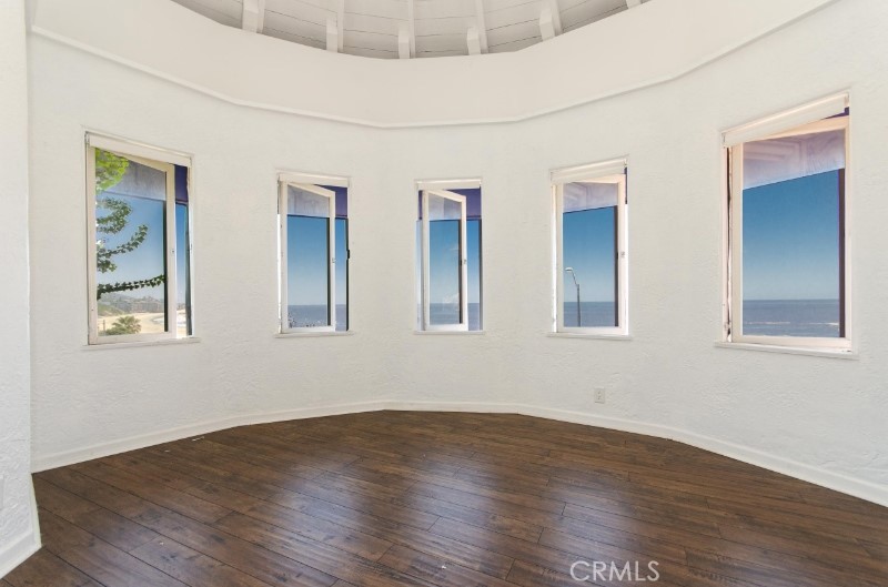 212 N Coast Highway 6