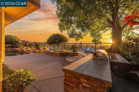 Photo of 318 Sunset Dr DR, Danville, CA 94506 (MLS # 41140252)