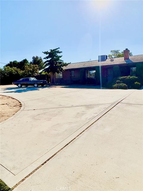 Photo of 11516 11516 Oakwood Avenue, Hesperia, CA 92345 (MLS # CV25222833)