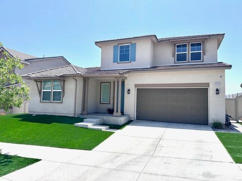 Photo of 18150 Tableau Way, Saugus, CA 91350 (MLS # CV25115630)
