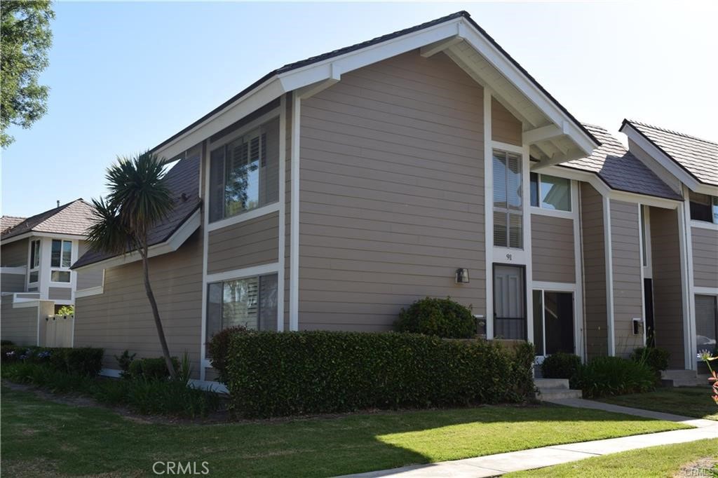 End Unit Townhouse. Laminated wood Floors and a very private back patio. Close to shopping & 5 freeways. granite counter tops Kitchen ,2 Bedroom , 1 bathroom upstairs, 1 Bed 1 bathroom downstairs, . Washer, dryer and refrigerator are all included.