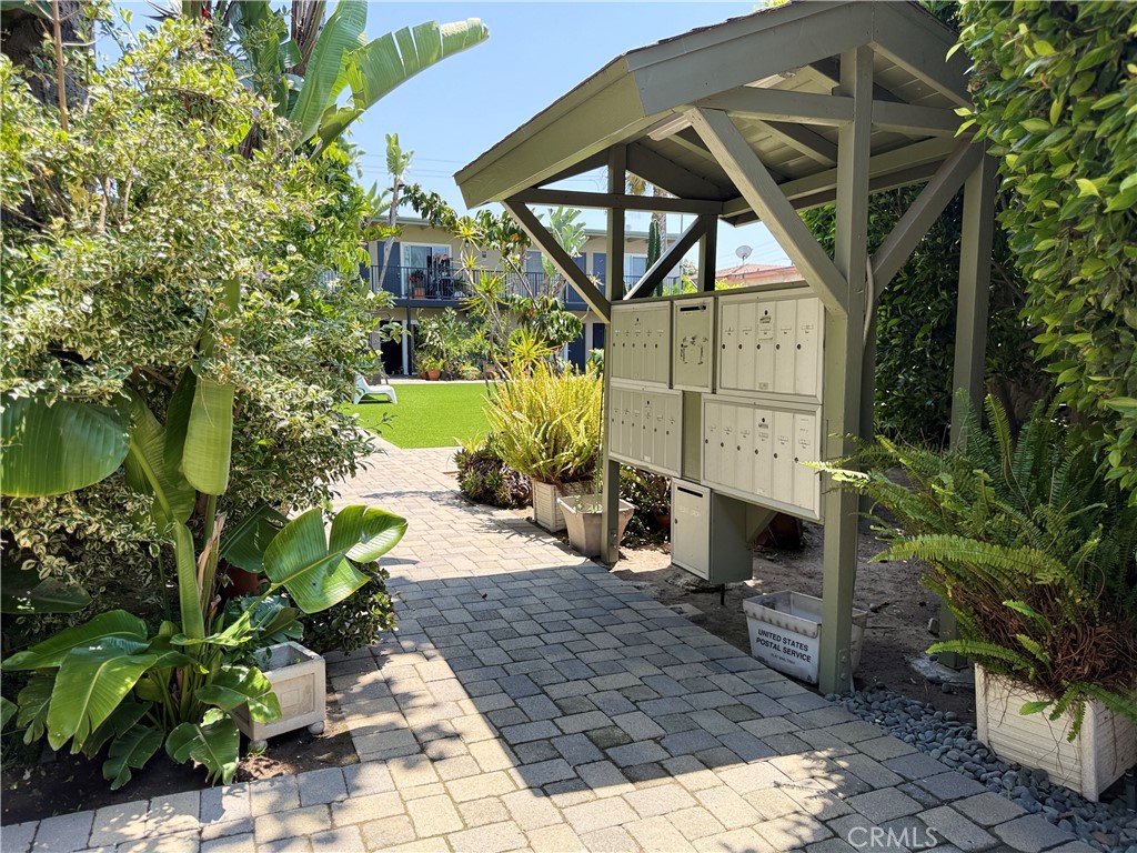 Bright & Inviting Studio in Prime Location! This well-maintained studio offers a perfect blend of comfort and convenience. Rent includes water and trash, plus one assigned parking space. Enjoy access to community amenities like a sparkling pool, on-site laundry, and beautifully landscaped grounds. Ideally located near Washington Blvd, Freedom Park, and a variety of shopping and dining spots. A great opportunity to live in a vibrant, central neighborhood.