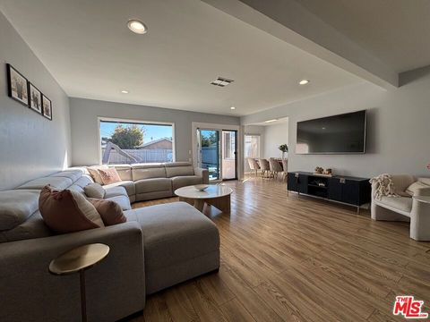 Photo of 10148 Gothic Avenue, North Hills, CA 91343 (MLS # 25609863)