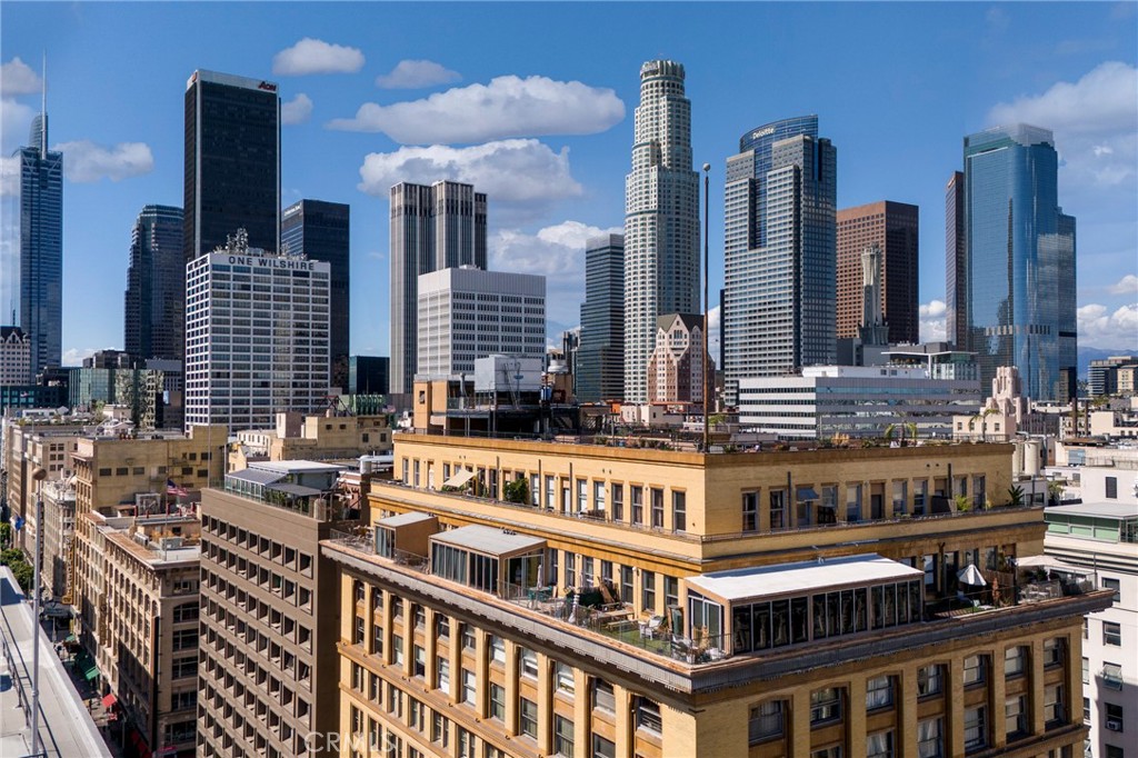 215 W 7th 1307