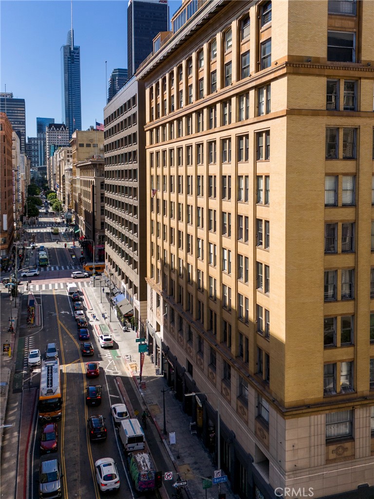 215 W 7th 1307