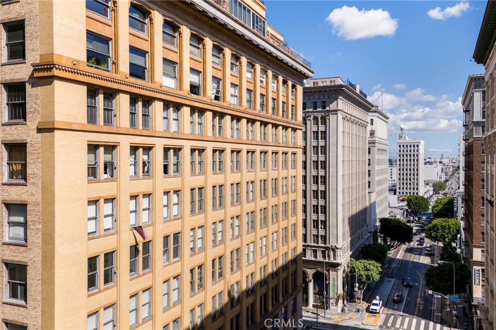215 W 7th 1307