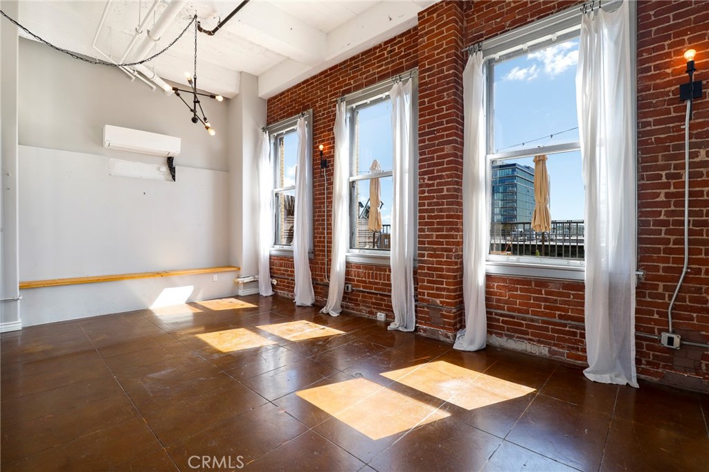 215 W 7th 1307