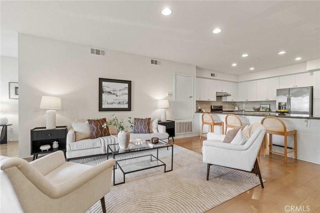 5530 Strand 201