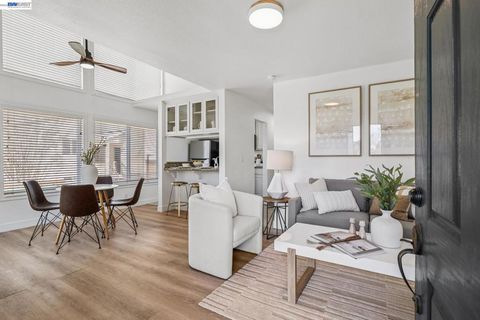 Photo of 27796 Vasona Ct Ct #2, Hayward, CA 94544 (MLS # 41126791)