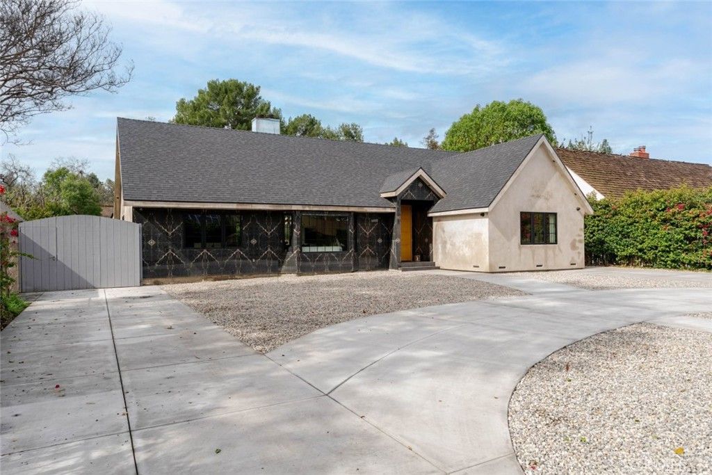 Photo of 6849 Firmament Avenue, Van Nuys, CA 91406 (MLS # SR26031935)