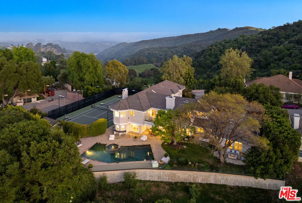 Photo of 3123 Stone Oak Drive, Los Angeles, CA 90049 (MLS # 25563223)