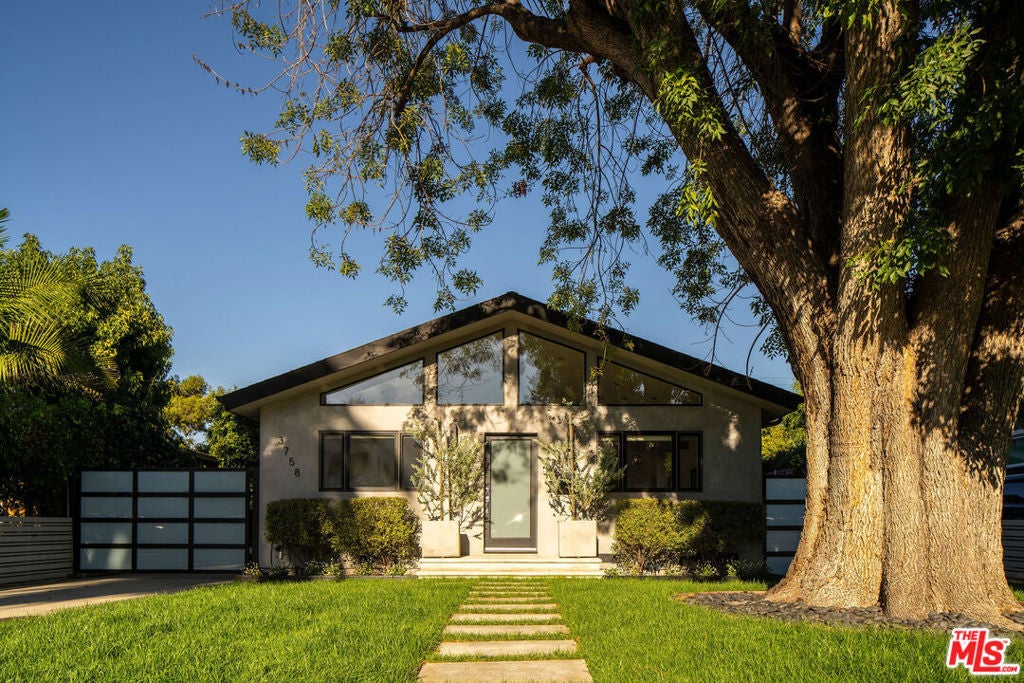 Photo of 3758 Barry Avenue, Los Angeles, CA 90066 (MLS # 26997951)