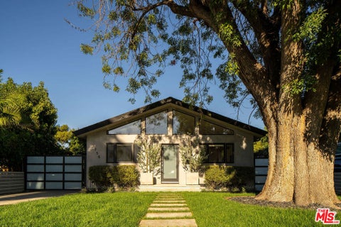 Photo of 3758 Barry Avenue, Los Angeles, CA 90066 (MLS # 26997951)