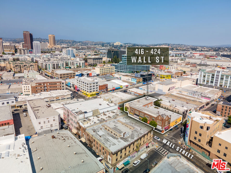 416-424 Wall Street is a two-story Retail Storefront/Retail Office property in Downtown Los Angeles. Built in 1917, it encompasses 23,940 SF with eleven suites on a 15,010 SF lot, and is zoned LAC2. 416-424 Wall Street is situated on the corner of Wall St. and Winston St., with traffic counts exceeding 9,000+ cars daily.