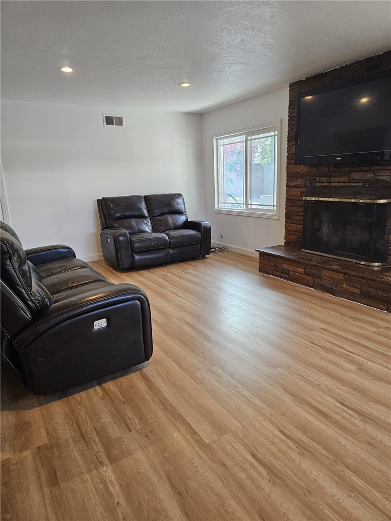 1043 W Orange Road