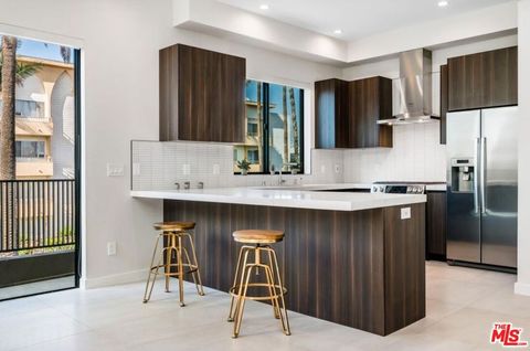 Photo of 530 N Hayworth Avenue #3/4, Los Angeles, CA 90048 (MLS # 26679895)