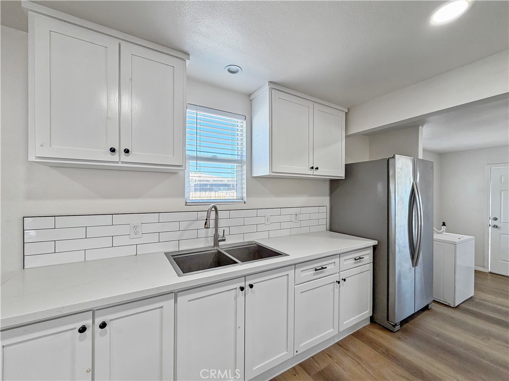184 N Acacia