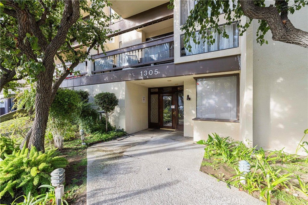 Photo of 1305 N Columbus Ave #203, Glendale, CA 91202 (MLS # GD26227189)