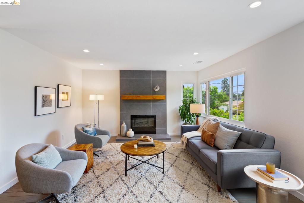 4086 Laguna Ave