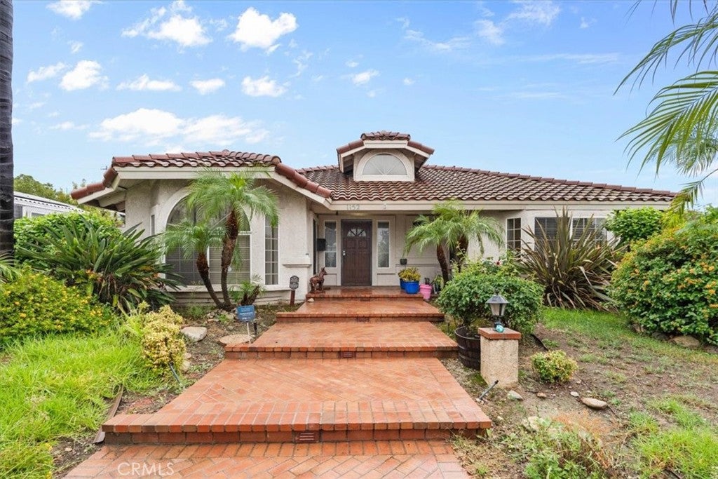 1152 N Redding