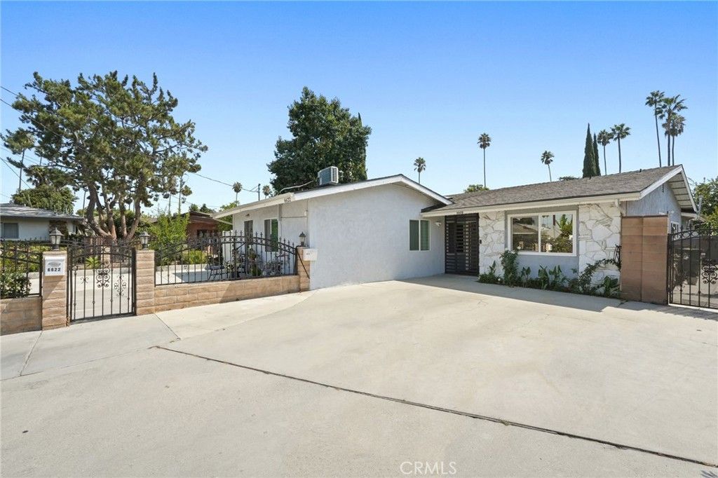 Photo of 6620 Lennox Avenue, Van Nuys, CA 91405 (MLS # SR25217213)