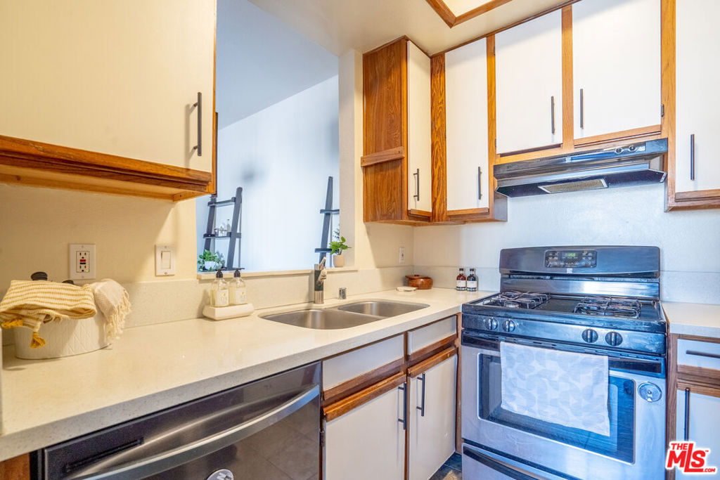 533 S St Andrews Place 220