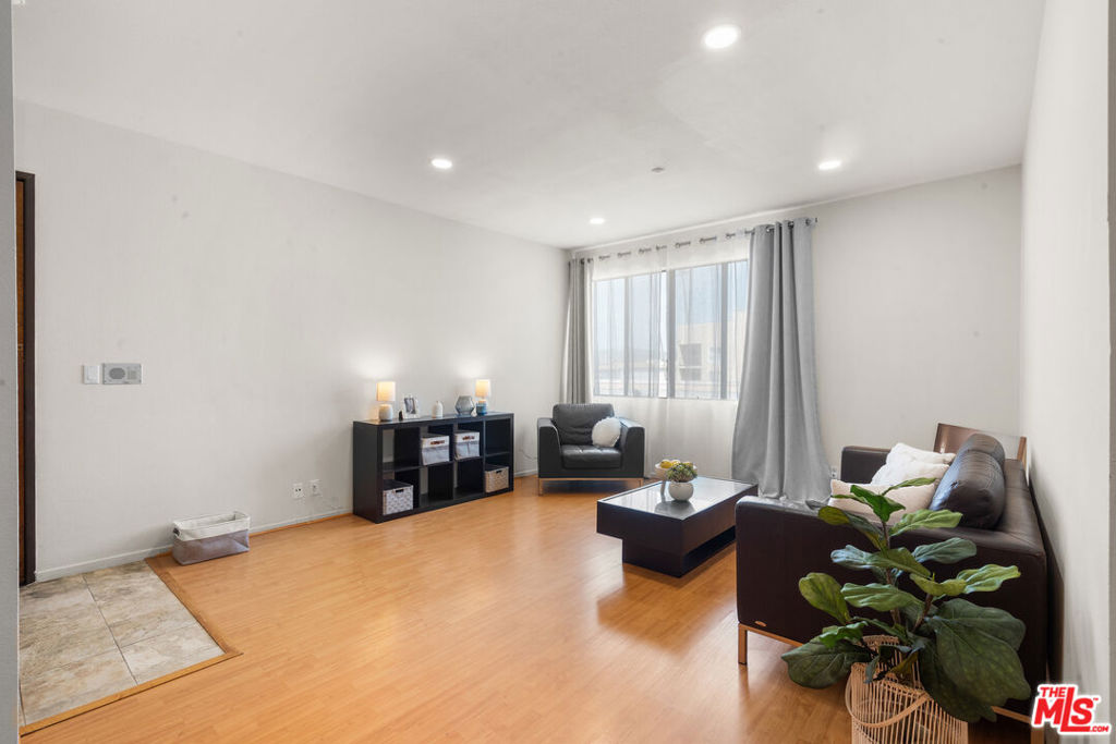 533 S St Andrews Place 220