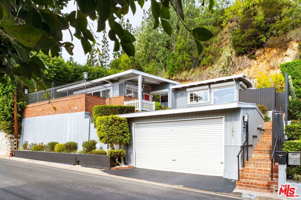 Photo of 8295 Hollywood Boulevard, Los Angeles, CA 90069 (MLS # 25621645)