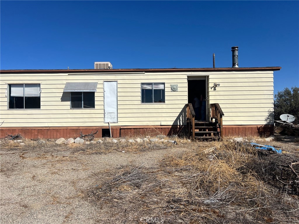 Mild fixer on approximatly 2.5 Acres. Home neds some TLC, new paint and flooring. Property is fenced with chain link and has a well.
Located near Vail lake and the Cahuilla Casino.