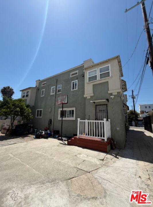 1162 N St Andrews Place