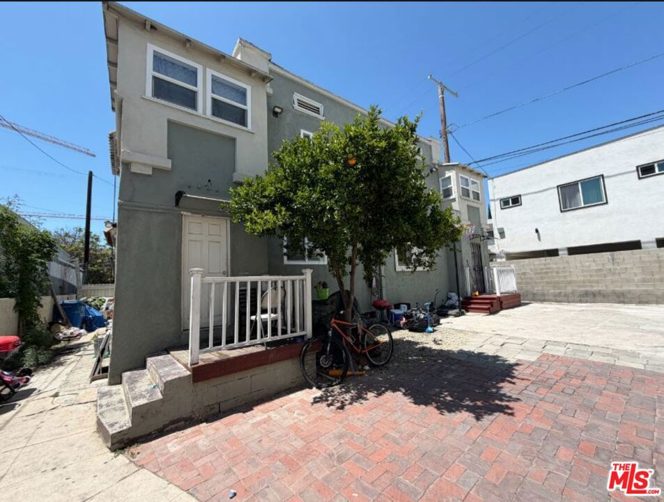1162 N St Andrews Place