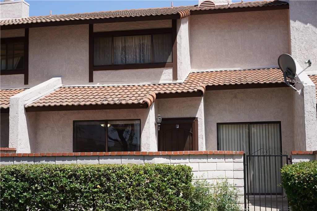 You will love this warm and inviting townhome /condominium in Upland! Three bedrooms, including a large master suite with walk-in closet, 2 1/2 baths, wood laminate flooring through out. Cut glass kitchen counter tops, brick fireplace in living room and private patio overlooking the public pool! Textured ceilings, Dual-pane windows are only a few years old! This condo was freshly painted. Two-car attached garage with direct entry and laundry area. Walk to restaurants, shops, grocery store and Upland High School is just across the street. Beautiful park-like grounds with large pool, spa, tennis court and clubhouse. Don't miss out! Estimated move in date is July 29th. MOVE IN READY.
The current tenants are still in the property packing up ready to move away in a few days and it is for showing at anytime now.