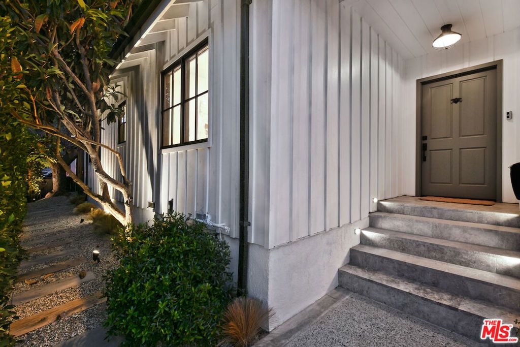 Photo of 3721 Woodcliff Road, Sherman Oaks, CA 91403 (MLS # 26828667)