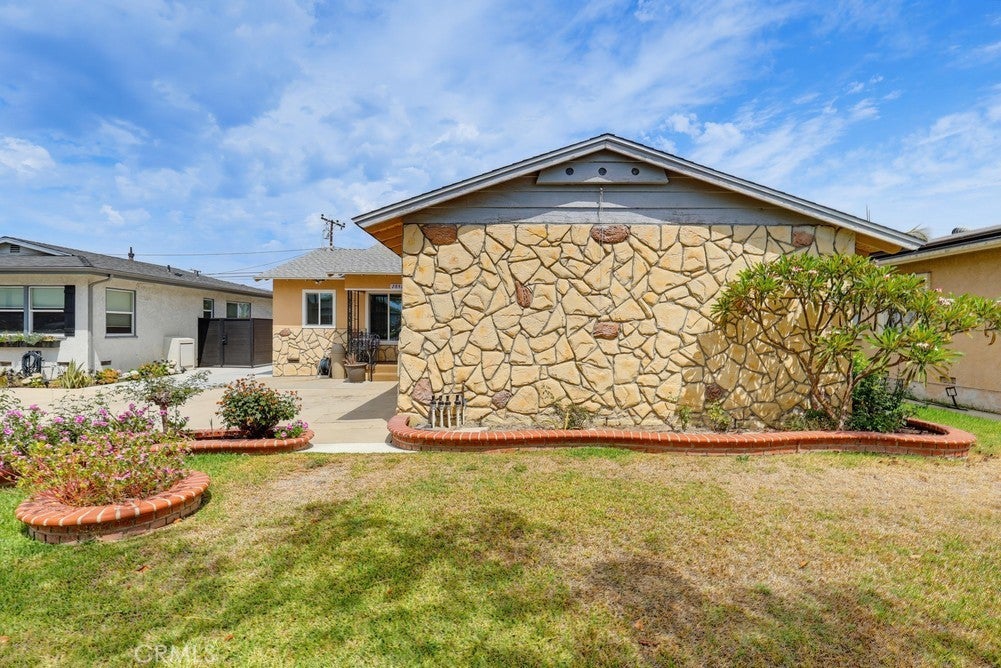 2841 E 69th