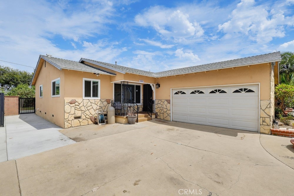 2841 E 69th